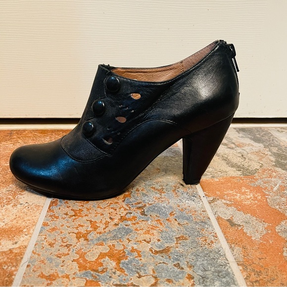 🎁Victorian Style Miz Mooz Leather Ankle Booties with Decorative Buttons! - Picture 10 of 16